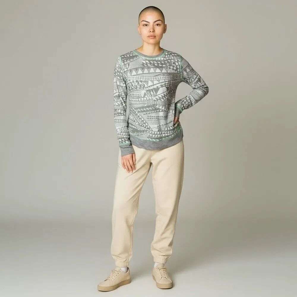 FILA Gray and White Long Sleeve round Neck Thick Tee Short Abstract Design M